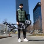 Techlife Q3 RS Musta Sähköpotkulauta Skootterikauppa.com kannettuna