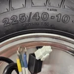 Ego Evo2 takamoottori 1000 W – renkaan kylki ja kokomerkintä 225/40-10