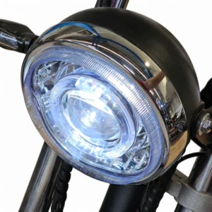 Ego Master / Cobra sähköskootterin LED-etuvalo 12 V päällä skootteriin asennettuna