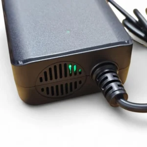 Sähköskootterin pikalaturi 6 A 60 V (67,2 V) merkkivalo
