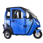 Sininen Kontio Autokruiser -sähkömopoauto kuvattuna sivulta