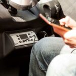 Kontio Autokruiser -sähkömopoauton keskikonsolin kytkimet ja radio