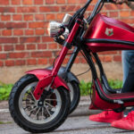Kruiser Heritage Red – etupyörä ulkona