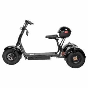 Takaboksi Kontio Kruiser Trike asennettuna, takaboksi asennettuna mustaan Kruiser Trike -skootteriin